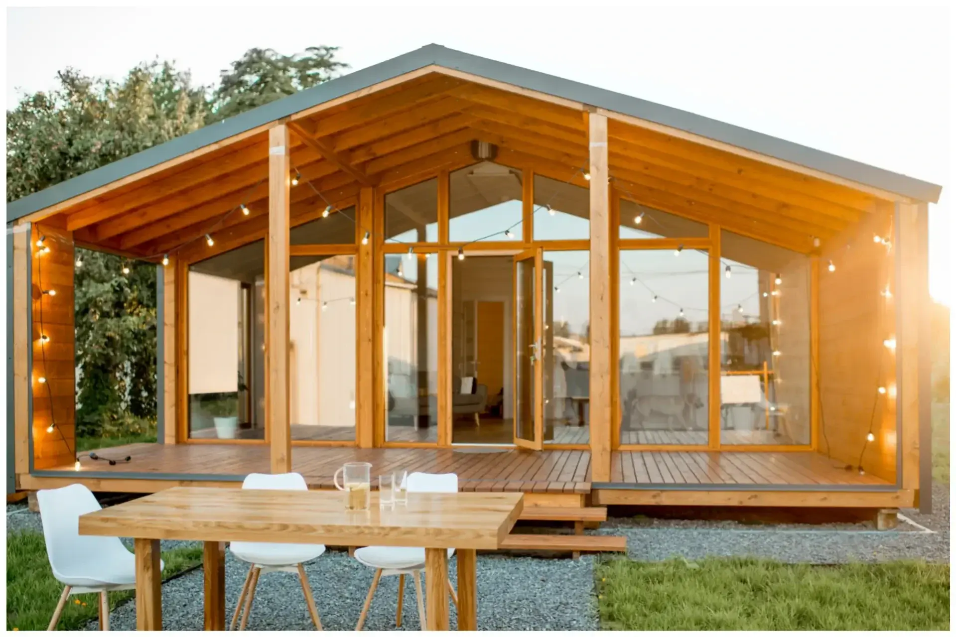 Houten buitenverblijf met glas en eettafel, ideaal voor lange buitenmomenten onder de veranda, gerealiseerd door Walraven Bouw in Huissen, met mogelijkheden in Nijmegen, Arnhem en omgeving.