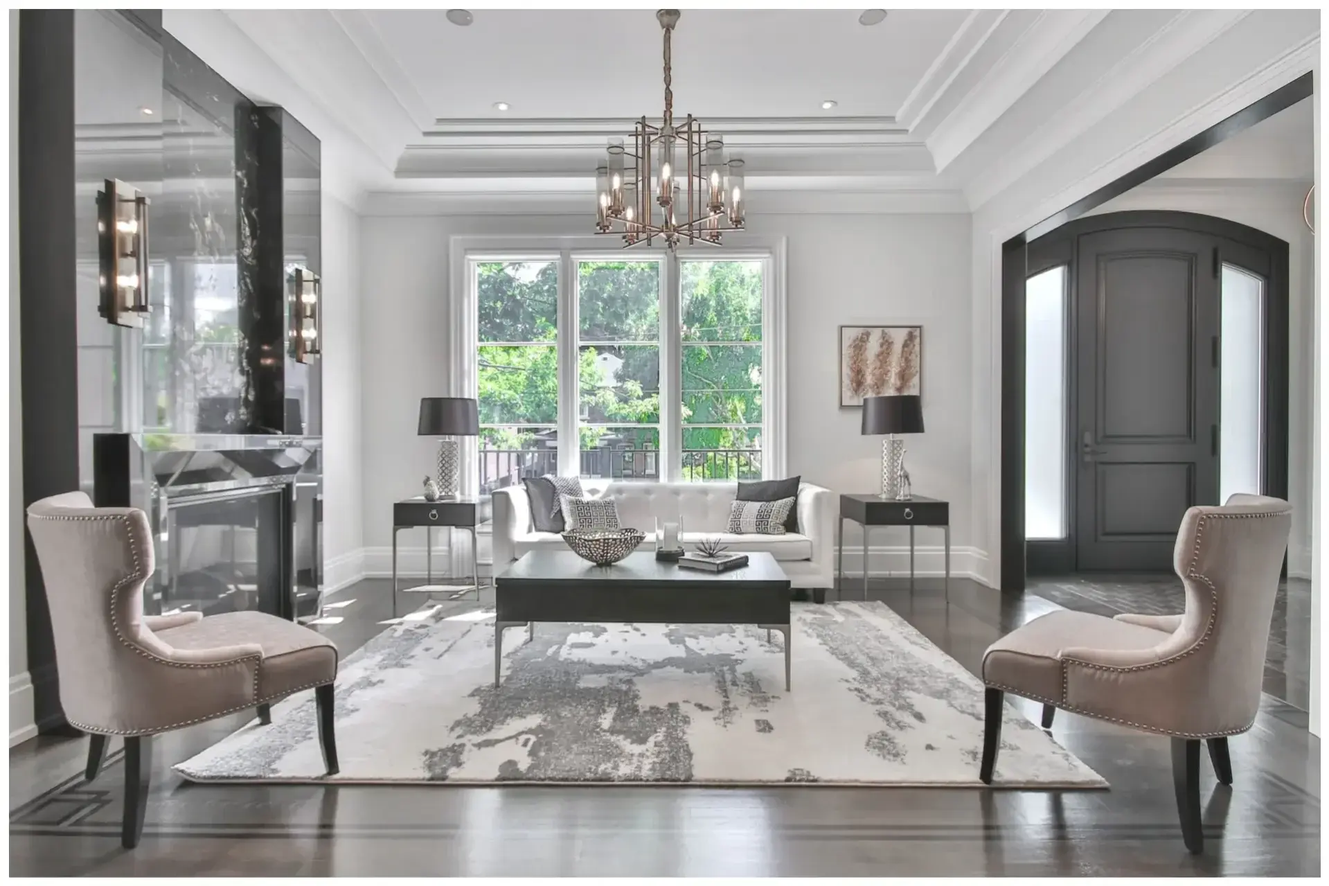 Gerenoveerde klassieke woonkamer met ornamenten, kroonluchter, parketvloer en klassieke meubels, gerealiseerd door Walraven Bouw in Huissen in een herstelde woning, met expertise in Nijmegen, Arnhem en omgeving.