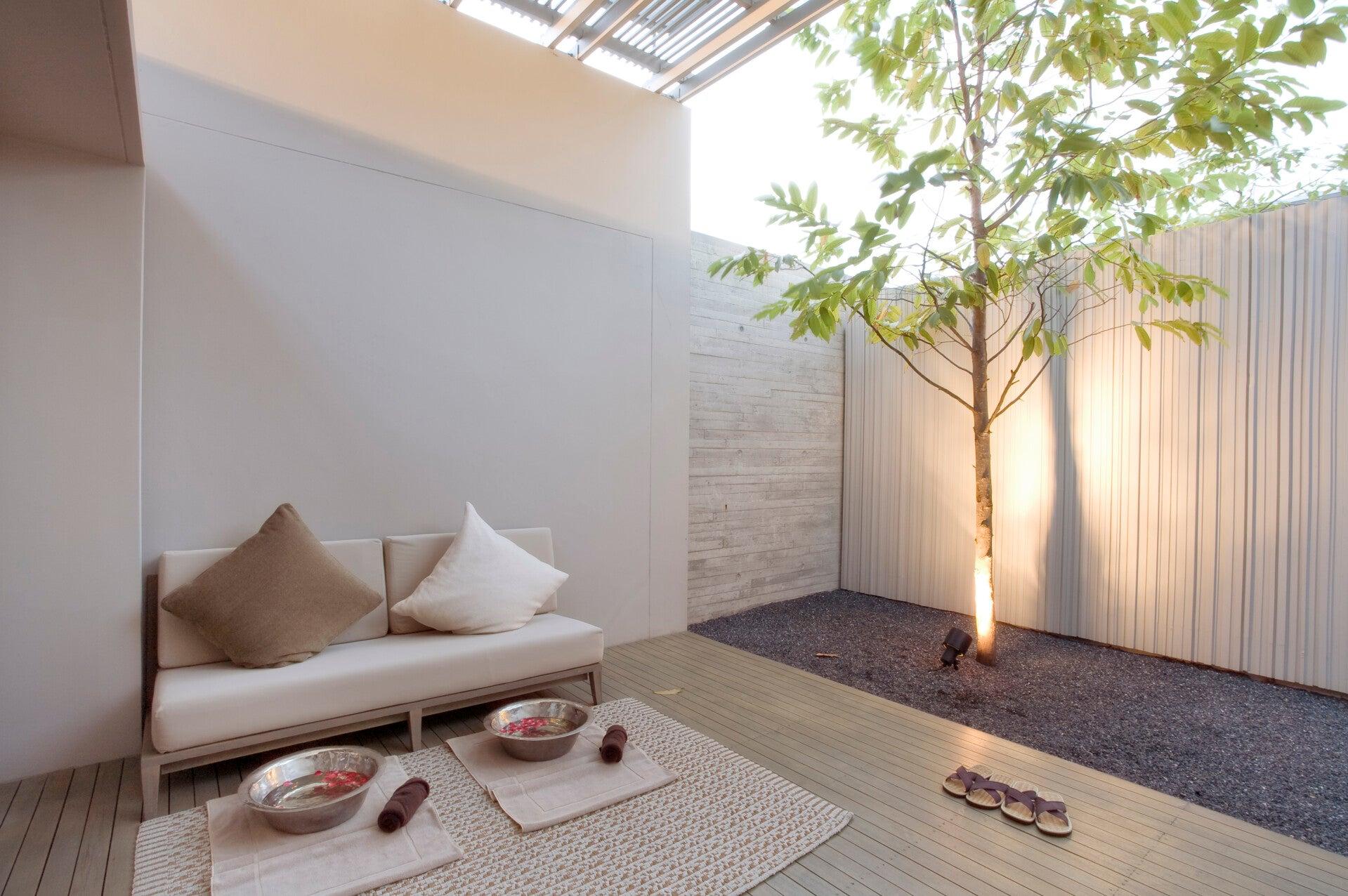 Veranda aan een woning met zithoek