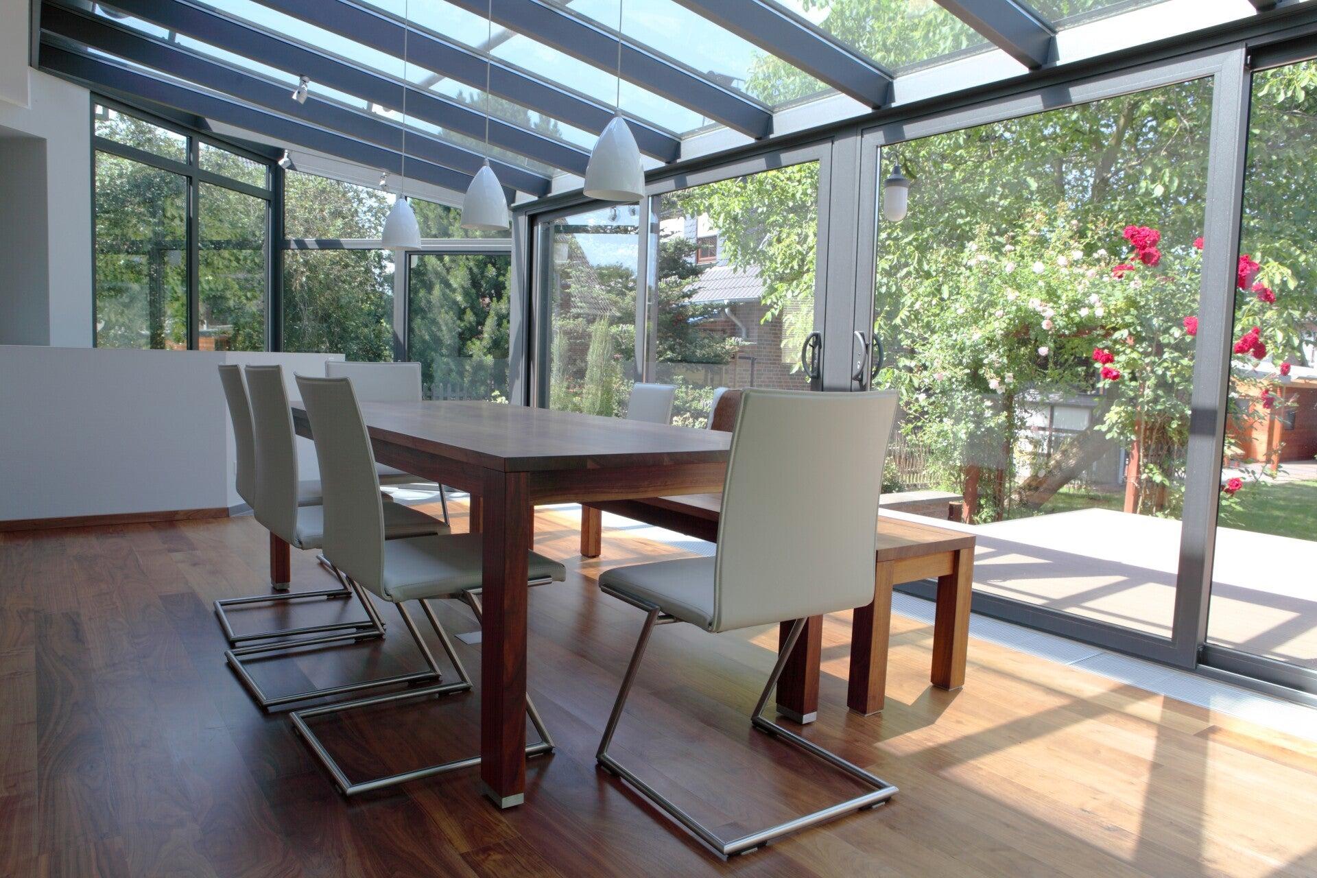 Buitenverblijf met houten constructie in de tuin