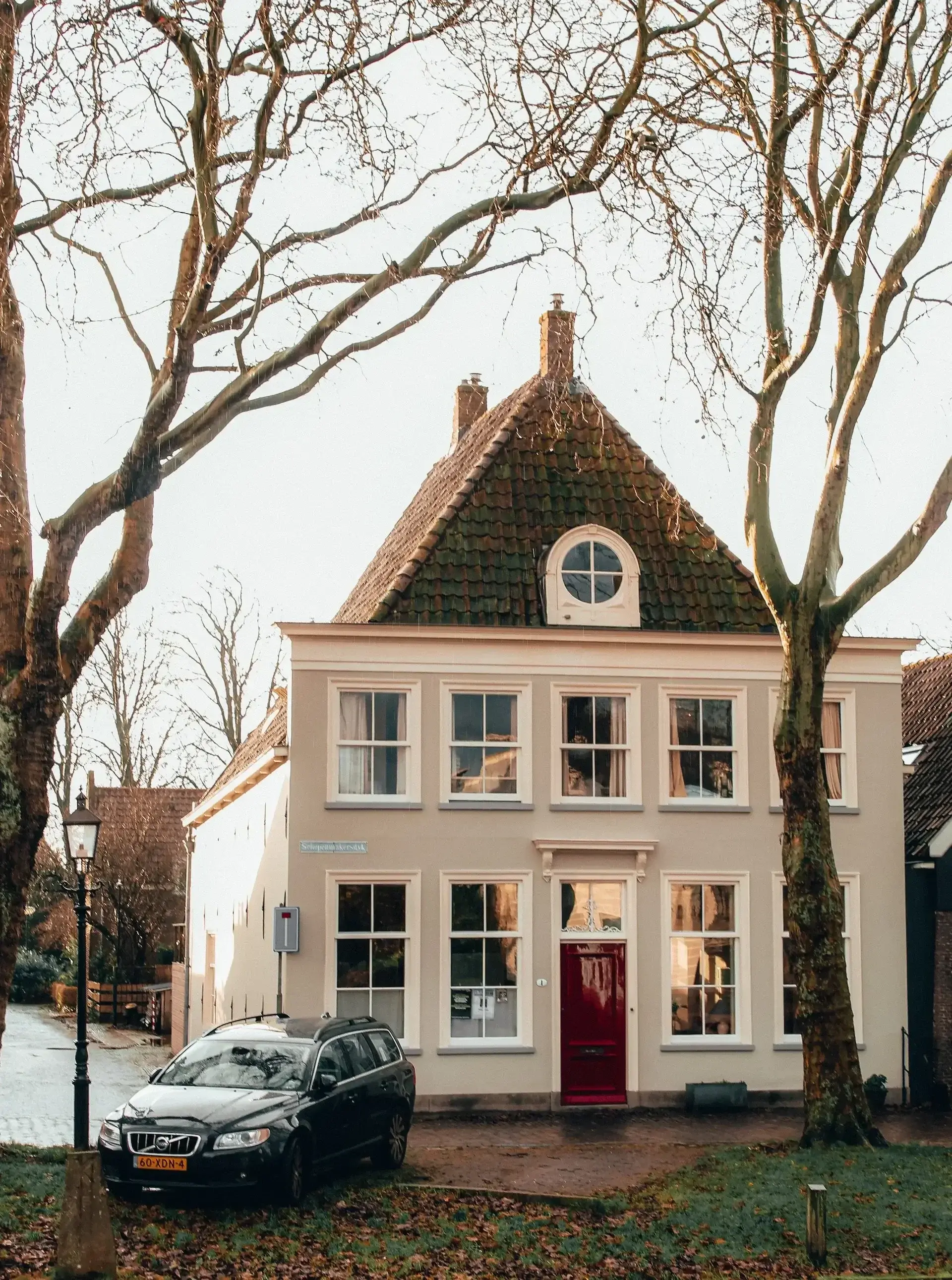 Renovatie van een klassiek grachtenpand in Huissen door Walraven Bouw: monumentale oude ramen en gestucte muren, met expertise in de regio Huissen