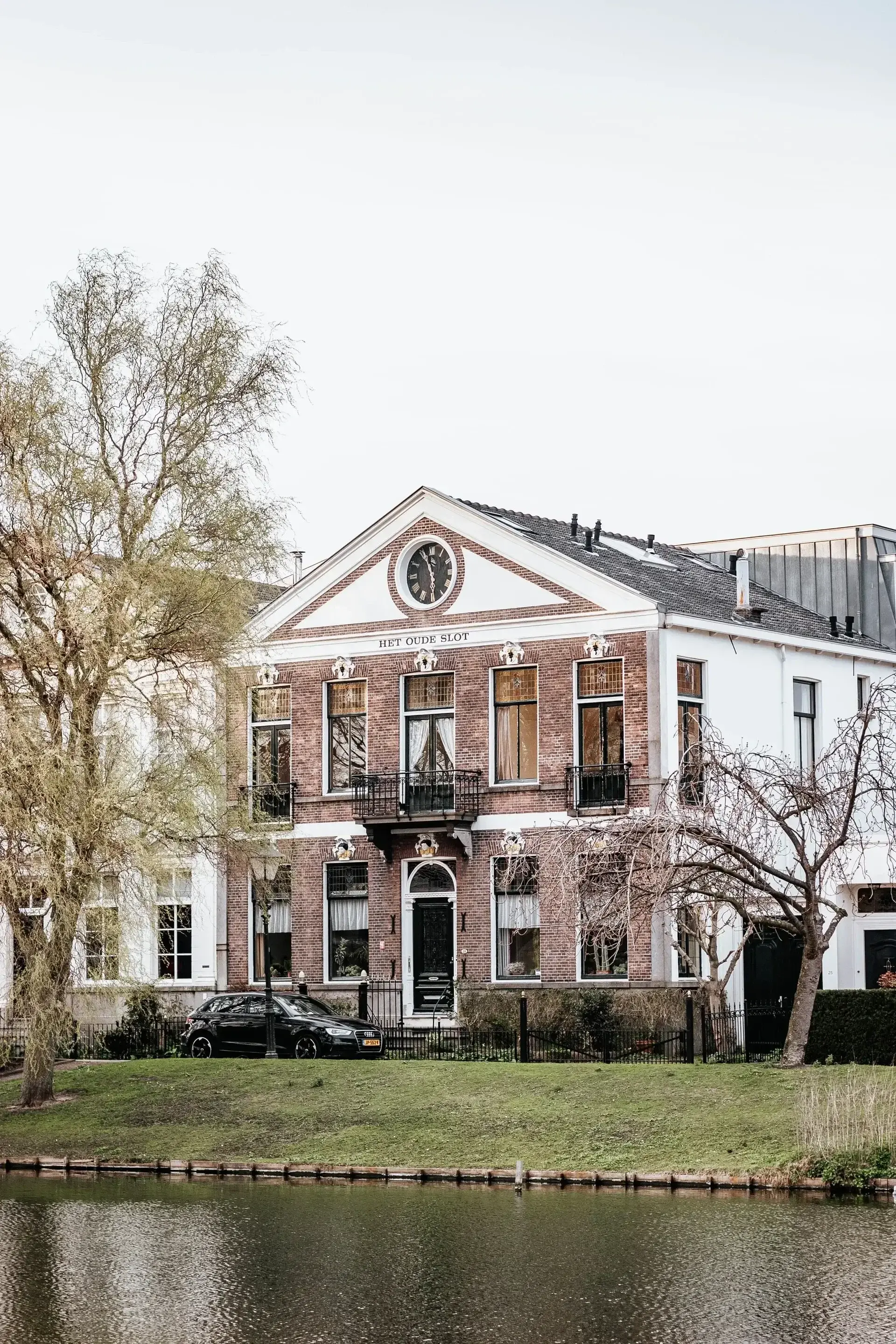 Gevel van een monumentaal grachtenpand in Huissen, hersteld door Walraven Bouw met behoud van originele ramen en authentieke details, met expertise in Nijmegen, Arnhem en omliggende regio's.
