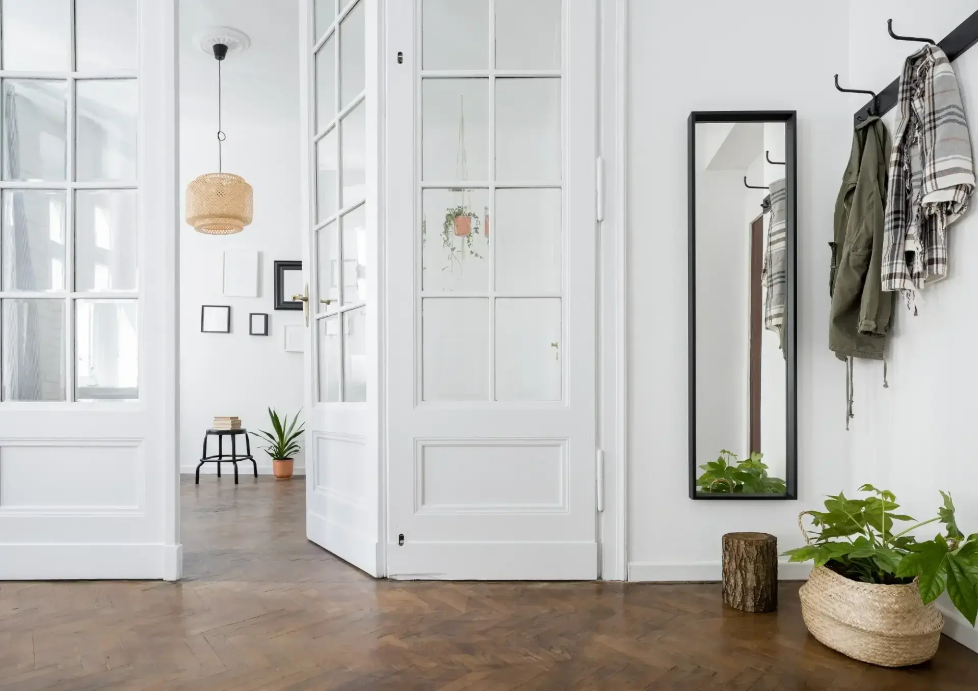 Renovatie van een klassieke woning in Huissen door Walraven Bouw: herstel van originele deuren met raampjes, kamer en suite met houten vloeren en witte gelakte deuren